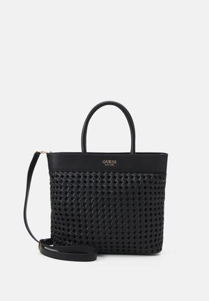 Czarna pleciona skórzana torba typu tote z dwoma uchwytami, odpinanym paskiem na ramię oraz logo "GUESS EST 1981" na górze z przodu.