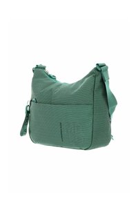 Sac d'épaule en tissu vert avec une surface texturée, une sangle réglable, une fermeture éclair et une poche extérieure avec détail du logo.