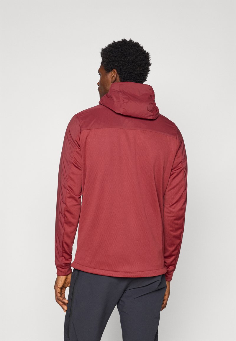 Bordeauxkleurige gewatteerde jas met capuchon, gestructureerde stof, lange mouwen, versterkte schouders en een ontspannen pasvorm, geschikt voor buitenactiviteiten.