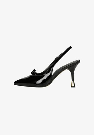 Zwarte slingback pump van lakleer met een puntige neus, decoratieve strikdetails en een taps toelopende hak met metallic accent. Gladde textuur.