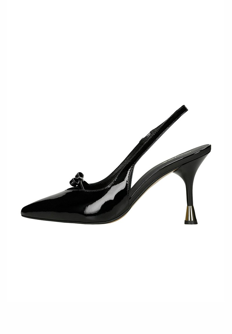 Czarny lakierowany czółenko ze skórzanym paskiem z tyłu, zakończone spiczastym noskiem, dekoracyjną kokardką oraz zwężanym obcasem z metalicznym akcentem. Gładka faktura.