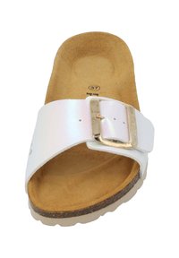 Sandalo bianco con fibbia metallica dorata, plantare in sughero e rivestimento in camoscio beige. Suola piatta con base in gomma, misura contrassegnata come 37.