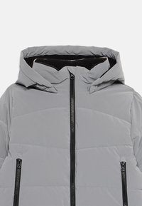 Šedá vyp padded bunda s kapucí, se dvěma černými zipovými kapsami a předním zipem. Hladký, lesklý materiál, prošívaný design.