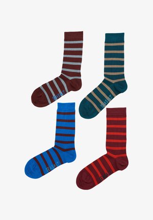 Vier paren gestreepte sneakersokken in bruin-grijs, groen-beige, blauw-bruin en rood-bordeaux, elk met de tekst "SEASALT" op de voet.