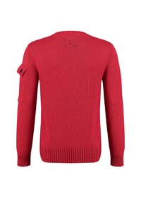 Maglione rosso lavorato a maglia con maniche lunghe, orlo a coste e tasca applicata sulla manica sinistra. Presenta del testo sul collo posteriore.