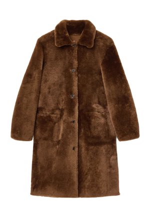 Brun faux fur frakke med krave, udstyret med knaplukninger og to frontlommer. Blød tekstur, knælangt design.