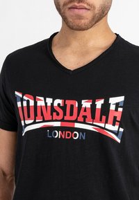 Lonsdale NORMALE PASSFORM STANYDALE - Camiseta estampada - black red white