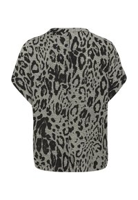 Haut gris avec un motif léopard noir. Il présente des manches courtes et un design décontracté, fabriqué à partir d'un tissu texturé.