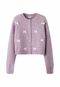 Rozā nospriegotā kardigāna, kas izgatavota no mīksta materiāla, ar baltām lentes loku un pērļu pogām priekšpusē. Cimdi un apakšdaļa ar ribām.