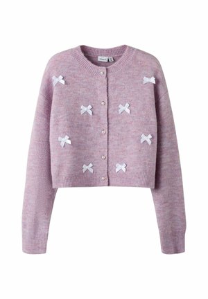 Cardigan cropped rosa realizzato in materiale morbido, con fiocchi di nastro bianco e bottoni di perle lungo la parte anteriore. Polsini e orlo a coste.