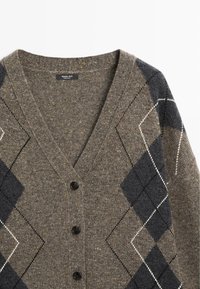 Brązowy i ciemnoszary kardigan na guziki w wzór argyle, z dekoltem w serek i prążkowaną fakturą.