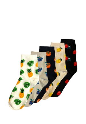 Gambe che indossano calzini neri con una fantasia di più cachi arancioni, su uno sfondo chiaro e uniforme.