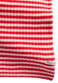Tissu tricoté à rayures rouges et crème avec une texture côtelée, comportant une petite étiquette blanche avec le nom de la marque "Marc O'Polo".
