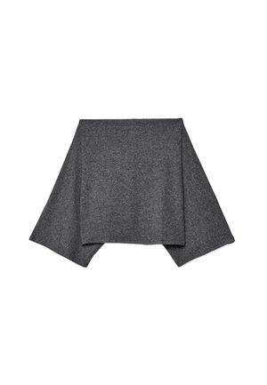 Sivi pleteni šal pravokutnog oblika, mekane teksture i širokih naboranih rubova. Tkanina izgleda fleksibilno i ugodno za slojevito nošenje.