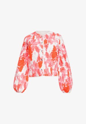 Gequiltte jas in een helder rode en witte abstracte patroon, met een ronde halslijn, lange pofmouwen en drukknopen sluiting.