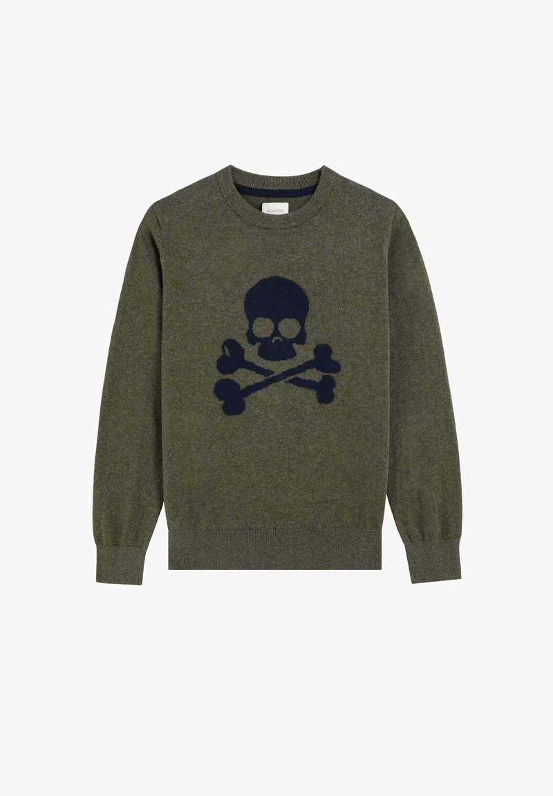 Olijfgroene trui met lange mouwen, voorzien van een donkerblauw doodskop- en kruisbeenderenmotief op de voorkant, met ribgebreide manchetten en zoom.