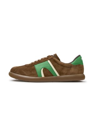 Baskets en daim marron avec un motif latéral en cuir vert et blanc, lacets marron, languette de talon verte et semelle en caoutchouc marron.