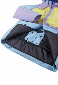 Wielokolorowa wodoodporna kurtka z niebieskimi, żółtymi i fioletowymi panelami; elastyczne mankiety; czarne wnętrze z detalami zapinania; gładka faktura.