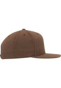 Bruine pet met een vlakke rand, gemaakt van gestructureerde stof. Heeft zes panelen, met bijpassende luchtgaatjes en een snapback-sluiting aan de achterkant.