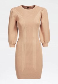 Robe en maille côtelée beige avec un col rond, des manches bouffantes longues et des détails de coutures verticales, silhouette ajustée, tissu texturé.