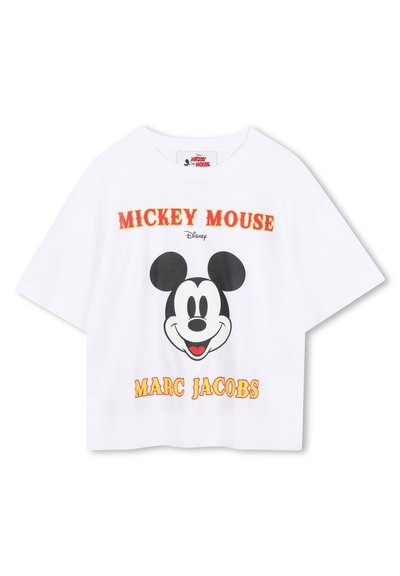 Biała krótka koszulka z dużym czarno-białym graficznym wizerunkiem Myszki Miki. Napis w kolorze czerwonym i żółtym brzmi "MICKEY MOUSE" oraz "MARC JACOBS."