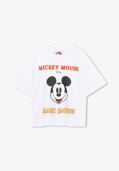 Biała krótka koszulka z dużym czarno-białym graficznym wizerunkiem Myszki Miki. Napis w kolorze czerwonym i żółtym brzmi "MICKEY MOUSE" oraz "MARC JACOBS."