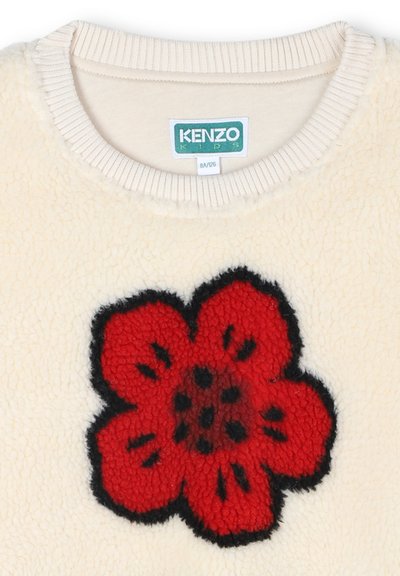 Kremowy sweter z polaru z prążkowanym dekoltem, z dużym czerwonym wzorem kwiatu i czarnymi akcentami oraz teksturowanym wykończeniem. Widoczna metka KENZO.
