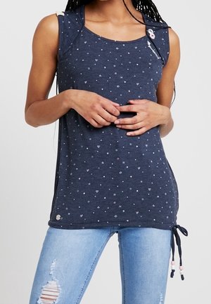 Granatowy top na ramiączkach z miękkiego materiału, ozdobiony wielokolorowymi wzorami serc, akcentami na ramionach oraz regulowanymi wiązaniami po bokach. Noszony z podartymi dżinsami.