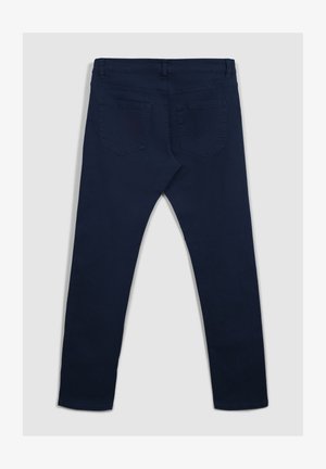 Pantaloni blu navy con vestibilità slim. Presentano una texture liscia, cinque tasche e un girovita standard. Le tasche posteriori hanno una forma definita.