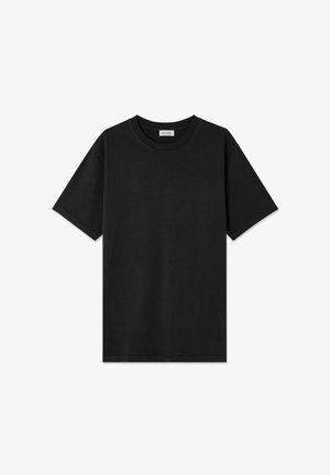 Must musta T-särk ümmarguse kaeluse, lühikeste varrukate ja lõdva lõikega; sile tekstuur ilma nähtavate mustrite või aktsentideta.