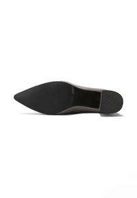 Scarpa con tacco alto beige con punta appuntita e finitura lucida. La suola in gomma nera presenta una presa testurizzata. Design classico a pompa.