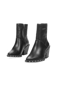 Botines de cuero negro con punta afilada, cierre de cremallera y detalles de tachuelas a lo largo de la suela. Diseño de tacón apilado texturizado.