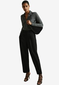 Reiss EDEN FRONT PLEAT TAPERED - Pantaloni - black