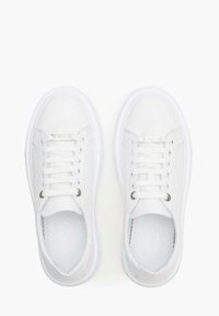 Witte sneakers met een bovenwerk van glad leer, een ronde neus, platte veters en een subtiel geperst patroon. Kenmerkt zich door zilverkleurige branding aan de zijkanten.