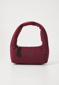 Geantă din material textil burgundy, căptușită, cu un mâner curbat și adunat, închidere cu fermoar și un mic tag din piele neagră. Logo-ul este vizibil pe partea din față.