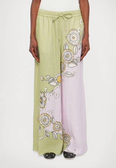 Pantalons larges en vert et lavande, ornés de broderies florales en jaune et noir. Fabriqués en tissu léger avec une taille à cordon.