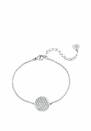 Silberarmband mit einem runden Anhänger mit geometrischem Muster, verbunden durch eine filigrane Kette und mit einem Karabinerverschluss gesichert.