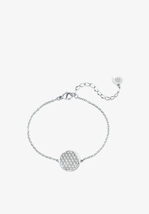 Silberarmband mit einem runden Anhänger mit geometrischem Muster, verbunden durch eine filigrane Kette und mit einem Karabinerverschluss gesichert.
