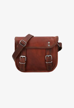 Brun læder messenger taske med en klap, udstyret med sølv hardware, justerbar rem og syninger på kanterne.