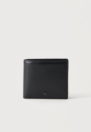 Schwarze Leder-Brieftasche mit Doppelklappe und kleinem rundem Metalllogo auf der Vorderseite, vor einem schlichten hellen Hintergrund.
