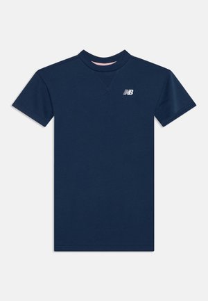 Mornarskoplava sportska majica kratkih rukava s okruglim izrezom i malim bijelim logotipom New Balance na lijevoj strani prsa.
