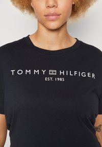 Tommy Hilfiger Curve LOGO - Marškinėliai su spaudiniu - desert sky