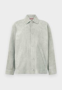 Hellgraue Wildlederjacke mit Knopfleiste, spitzem Kragen, langen Ärmeln und schrägen Seitentaschen vor einfarbigem Hintergrund.