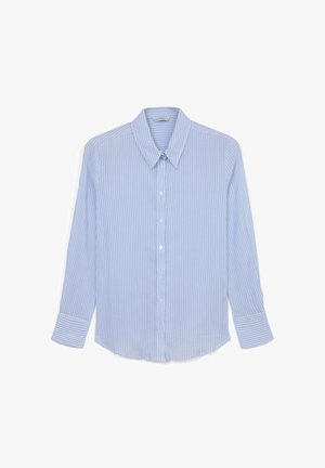 Camicia a maniche lunghe azzurro chiaro con righe bianche verticali, colletto classico, chiusura con bottoni e orlo arrotondato. Tessuto liscio.