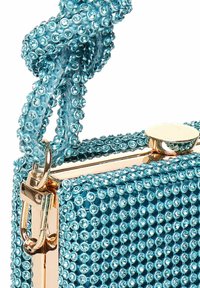 Borsa a mano in perline turchesi con una cornice in tonalità oro, dotata di una tracolla intrecciata e una chiusura liscia, decorata con dettagli rotondi e riflettenti.