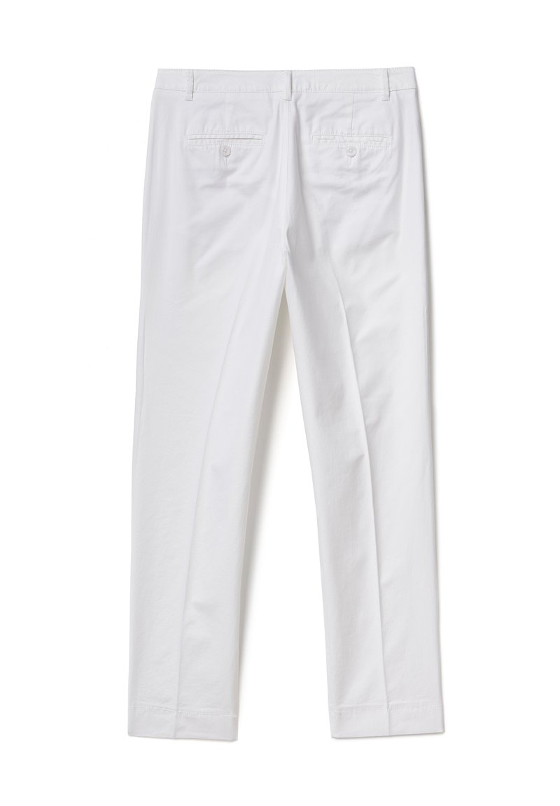 Weiße Baumwollhose mit geradem Schnitt, zwei hinteren Taschen mit Knopfverschluss und glatter Textur. Schlichtes, minimalistisches Design.
