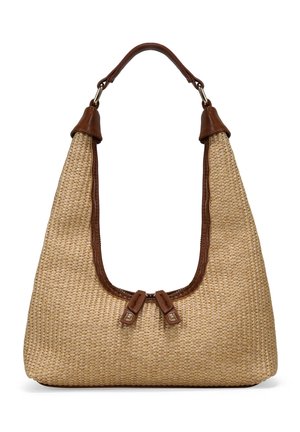 Bolso beige tejido con ribete de cuero marrón, doble cremallera y una sola correa de hombro curva con accesorios metálicos.