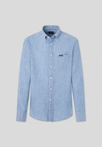 Chemise bleu clair à manches longues avec poche poitrine et col boutonné, présentée sur un fond gris clair uni.
