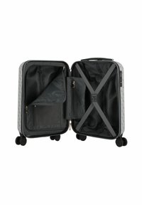 Maleta rígida abierta, mostrando el interior negro con compartimentos con cremallera, correas cruzadas, cuatro ruedas giratorias y un candado de combinación en el lateral.