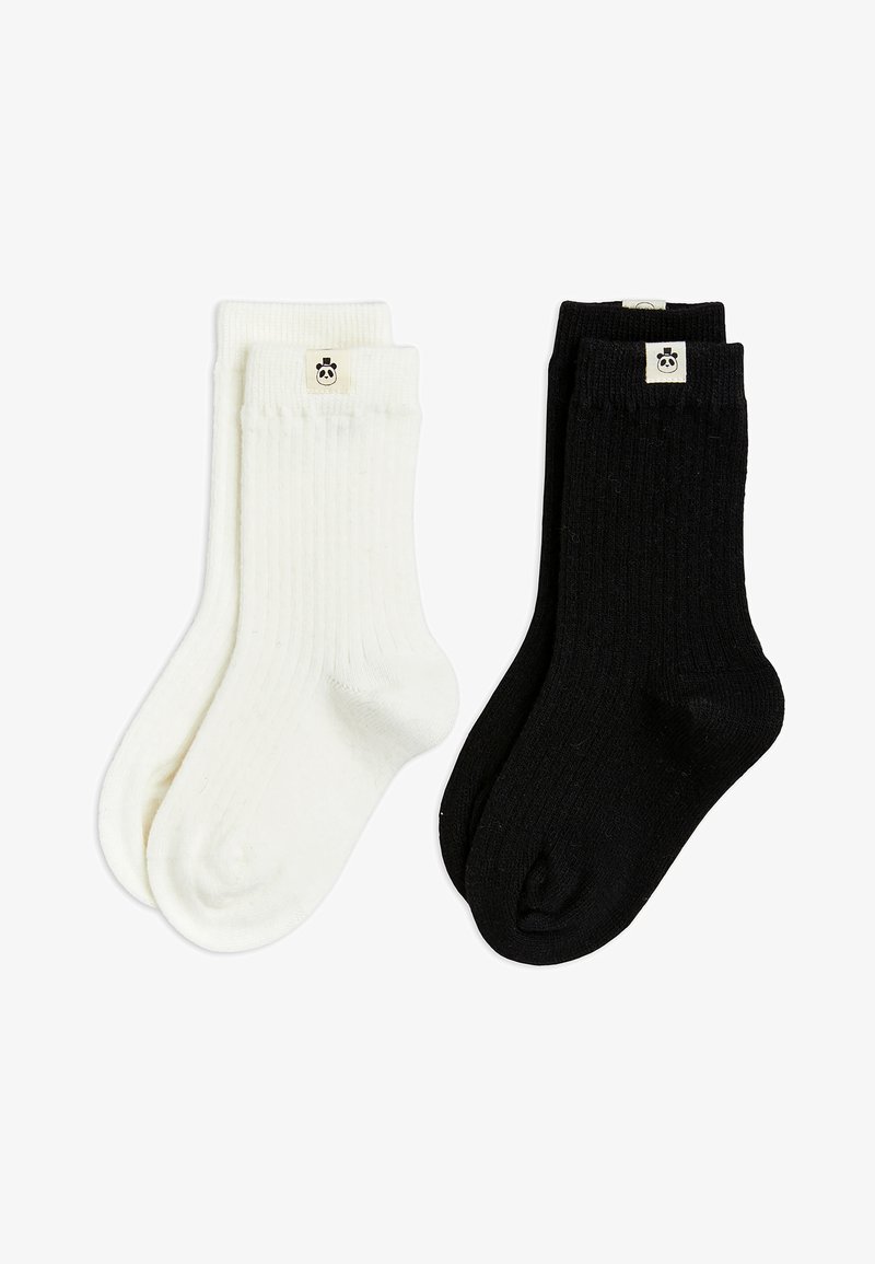 Satz aus zwei Paar Socken: ein weißes und ein schwarzes Paar, mit Rippstruktur, knöchellang, mit kleinem Panda-Logo am Bündchen.